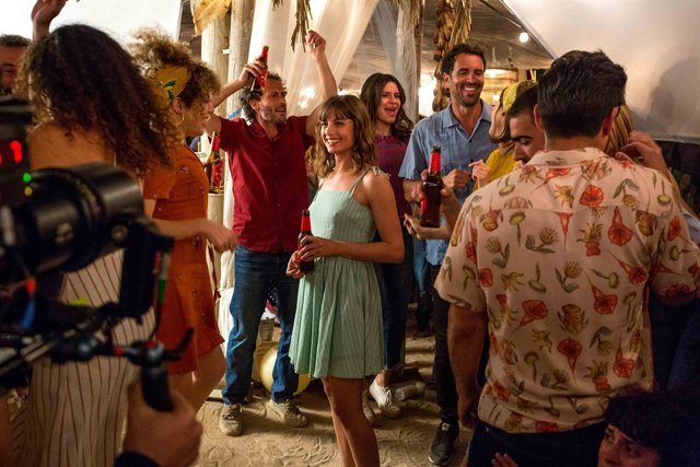 Michelle Jenner roda la nova campanya d'Estrella Damm