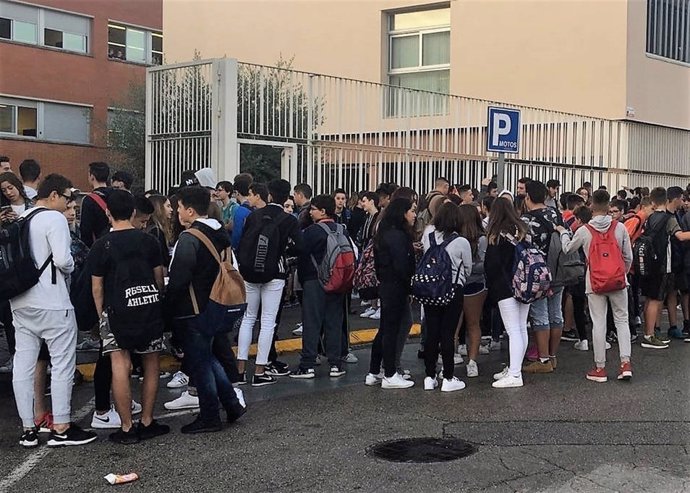 Manifestación de 200 alumnos ante un instituto de Sant Andreu de la Barca