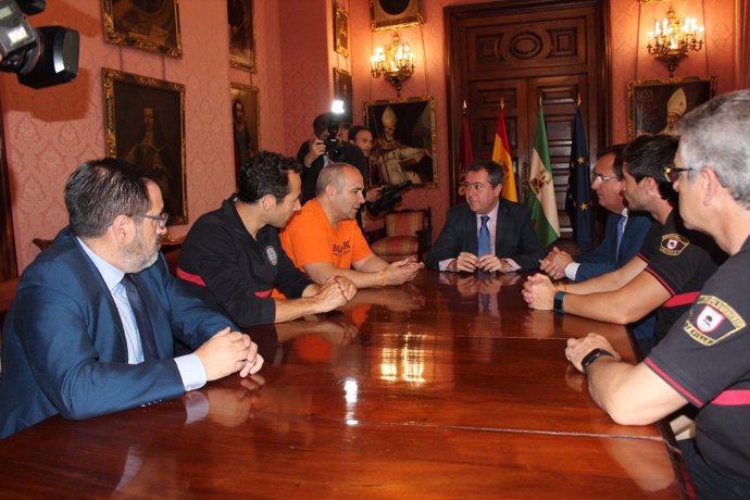 El alcalde de Sevilla, Juan Espadas, se reúne con los bomberos de Proem-AID