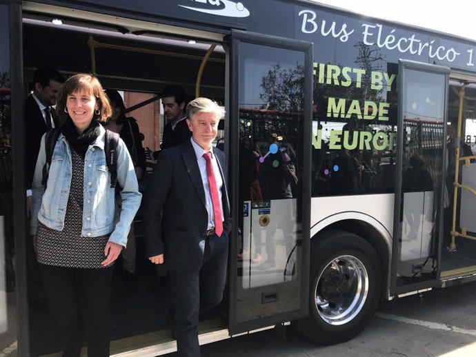 La concejal Teresa Artigas baja de un autobús eléctrico con el alcalde