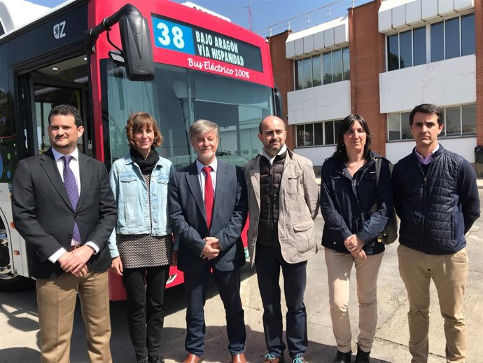 El alcalde, el director de Avanza Zaragoza. Artigas, y Salasm jutno a PP y PSOE 