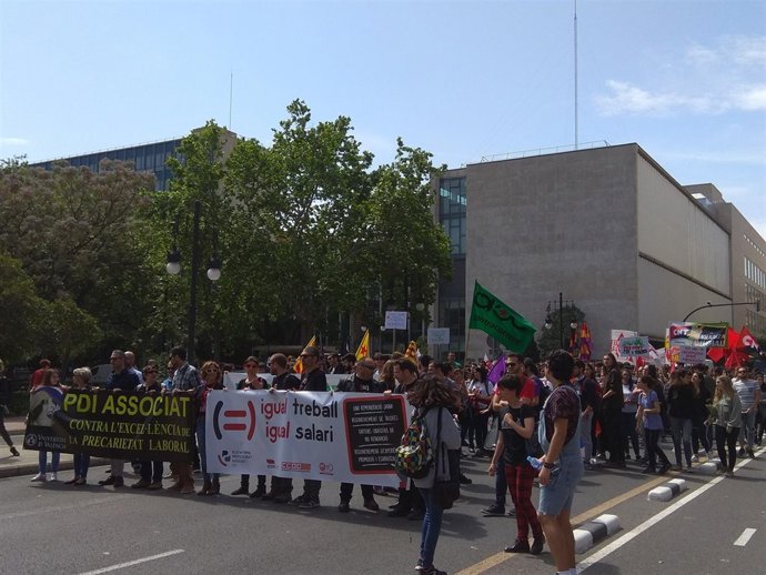 Manifestación estudiantes de la UV con profesores asociados