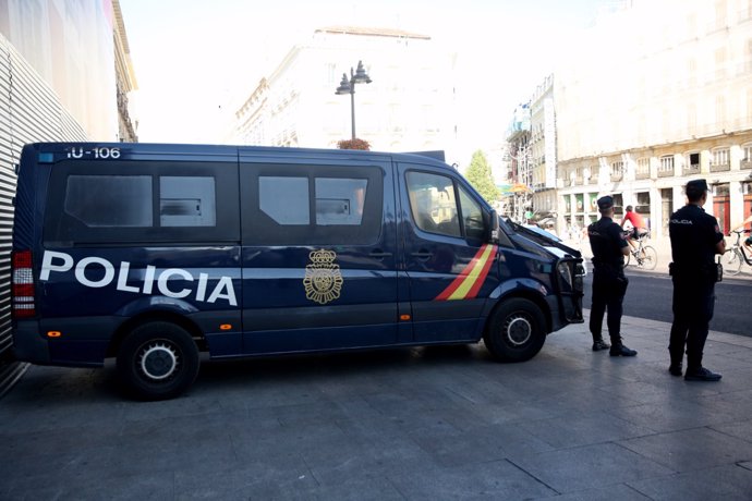 Recursos de Policía Nacional, agente, agentes, policía, policías, furgoneta poli