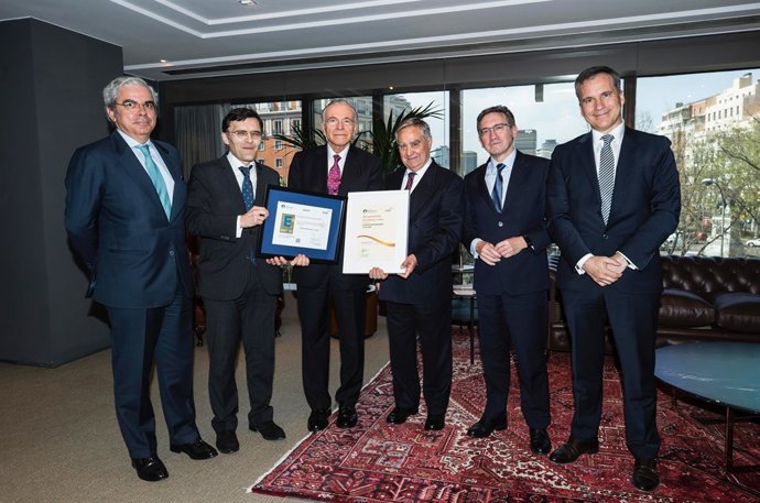 El president de Fundació Bancària La Caixa Isidre Fainé rep el segell EFQM
