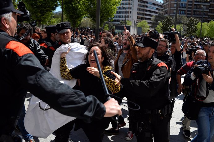 Una mujer protesta en una concentración tras la sentencia a 'La Manada'