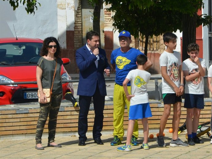 López (centro), visita el Colegio Público Rural Ana Charpentier