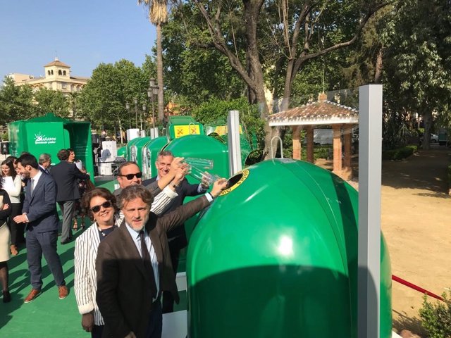 Fiscal inaugura '20 añazos del reciclaje de envases de vidrio en Andalucía'.