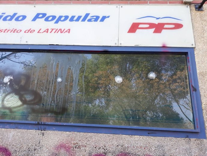 Atacan la sede del PP en Latina
