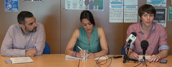 El diputado de Podemos Rubiño (der,), junto a los ediles de Ganar Fuenlabrada