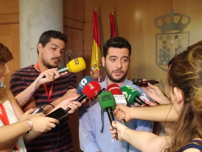 César Zafra atiende a los medios de comunicación en la Asamblea de Madrid