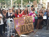 Sevilla protesta por la sentencia de La Manada al grito de "es violación"