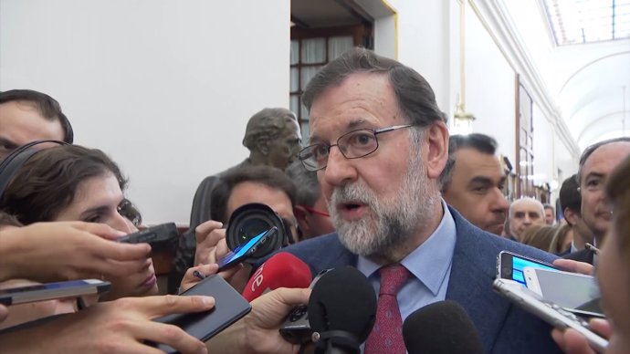 Rajoy comparece ante los medios en los pasillos del Congreso de los Diputados