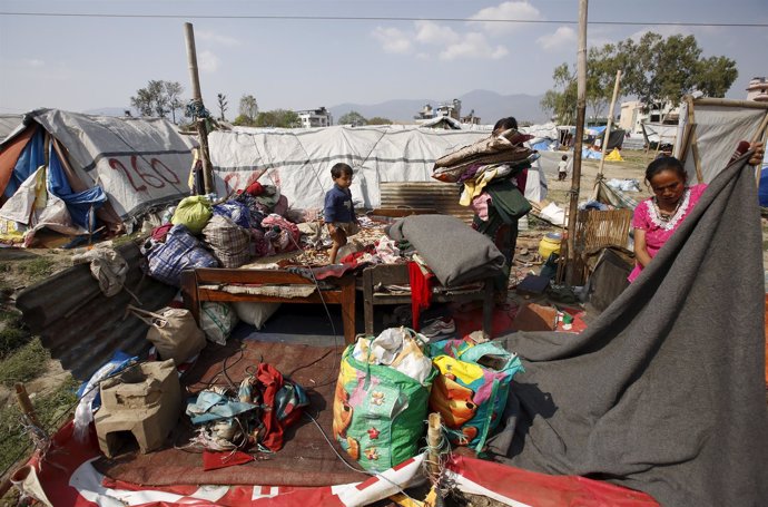 Familia desplazada por el terremoto en Nepal