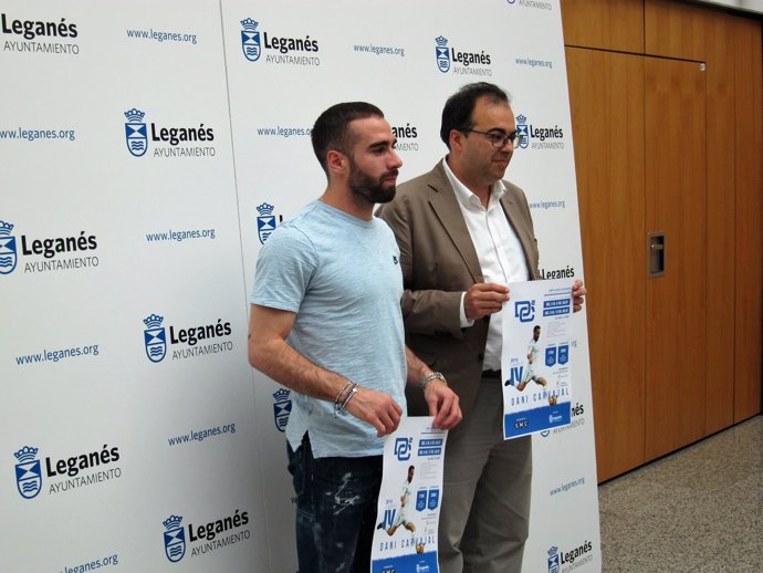 Dani Carvajal y el alcalde de Leganés Santiago Llorente