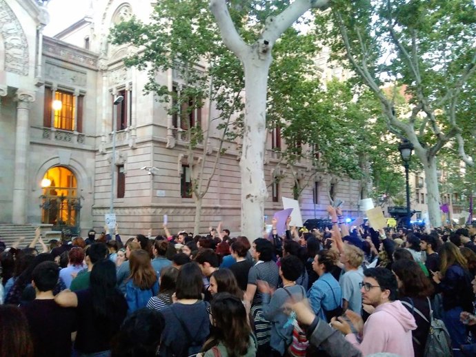 Concentració davant el TSJC després de la sentència del cas 'La Rajada'