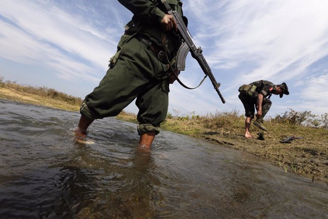 Miembros del Ejército para la Independencia de Kachin cruzan un arroyo en Laiza 
