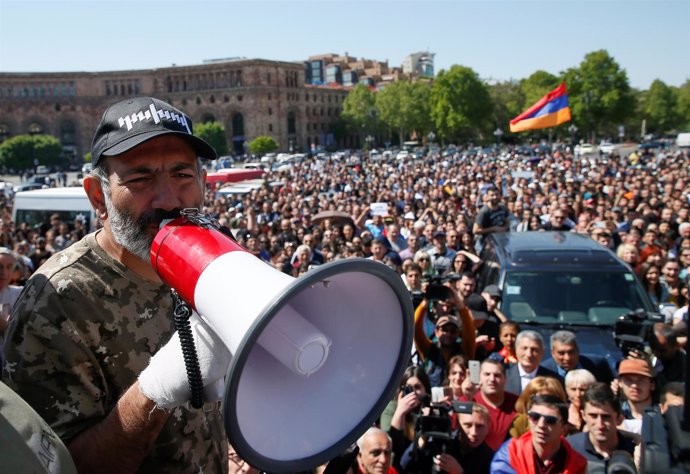 Nikol Pashinyan se dirige a sus partidarios en Ereván