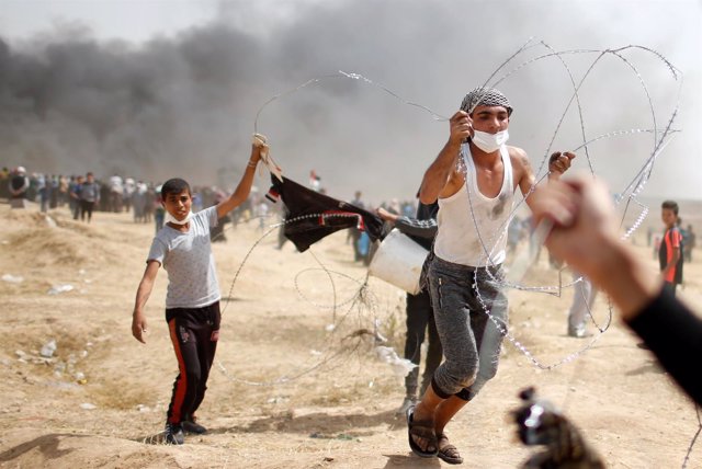 Palestinos protestan en la frontera entre Gaza e Israel