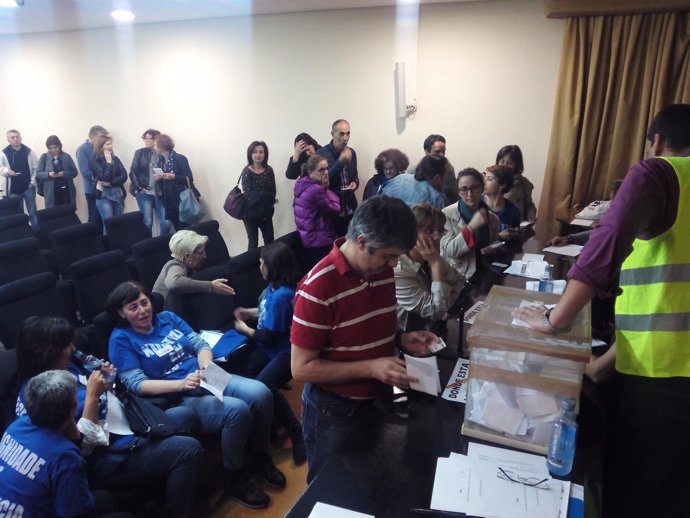 Trabajadores de la justicia votan en la asamblea de Vigo            