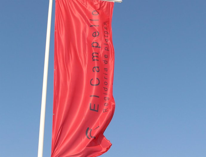 Una de las banderas rojas de El Campello izadas en sus playas