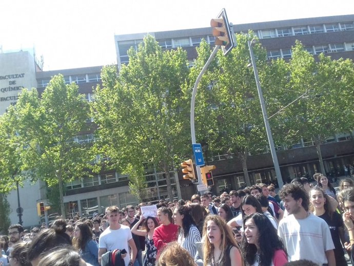Cort en l'avinguda Diagonal en protesta per la sentència a 'La Rajada'