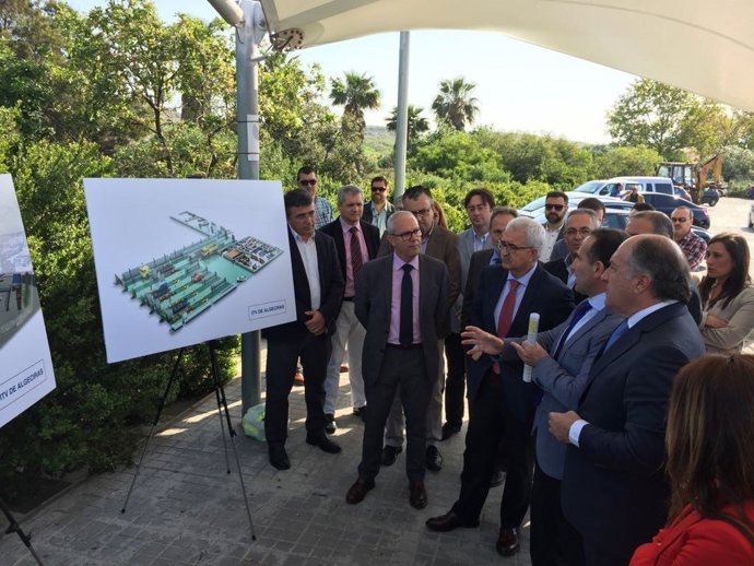 Jiménez Barrios en Algeciras visitando un proyecto de obras