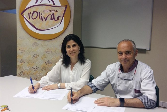 Antonia Martín firma el acuerdo para un nuevo baño en el mercado del Olivar