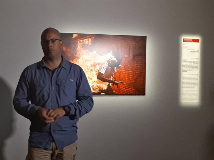 El fotógrafo Ronaldo Schemidt ante su fotografía premiada en World Press Photo