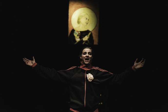Anna Moliner en un moment de l'obra 'Requiem for Evita' 