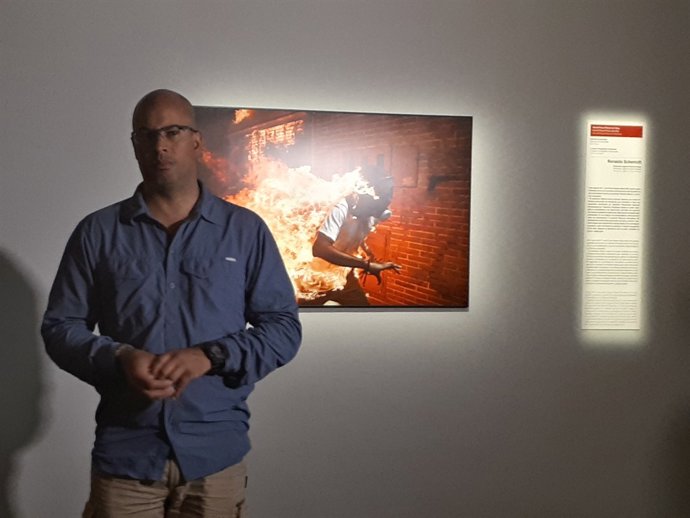 El fotògraf Ronaldo Schemidt davant la seva fotografia premiada en World Press P