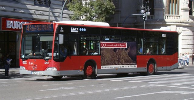 Un autobús de la EMT visibiliza y da voz a vecinos de Nazaret