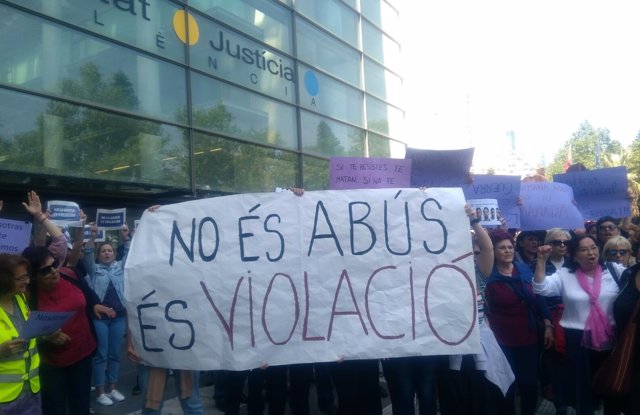 Concentración ante la Ciudad de la Justicia contra la sentencia de La Manada