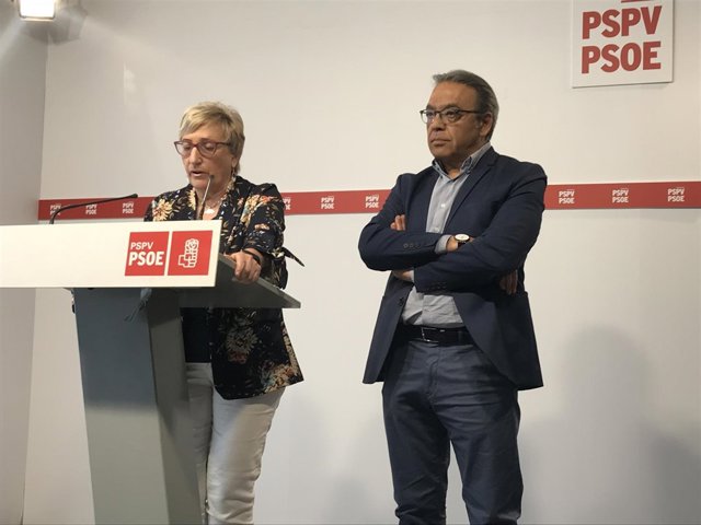 Los socialistas Ana Barceló y Manuel Mata en la rueda de prensa 