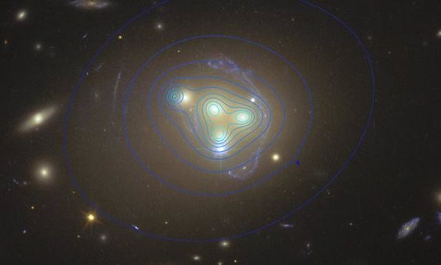 Distribución de materia oscura en el cúmulo de galaxias Abell 3827
