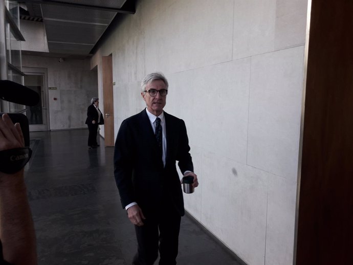 Enrique Goñi, exdirector general de Caja Navarra en el Parlamento foral.