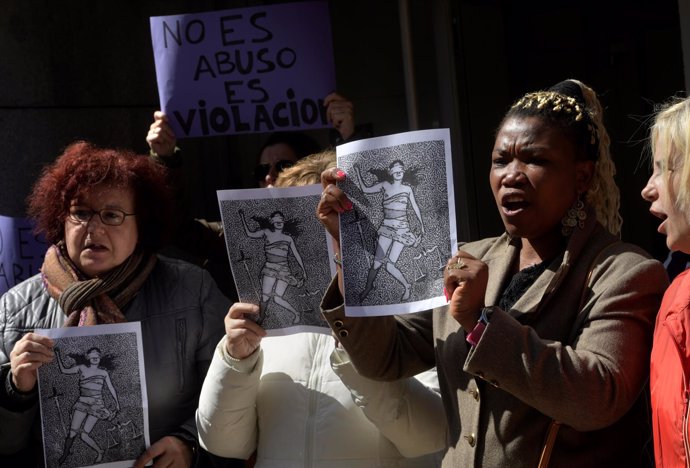 Mujeres protestan en Avilés contra la sentencia a 'La Manada'
