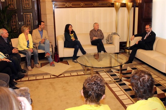 El Parlament rep els organitzadors de la carrera 'Kms per la llibertat'