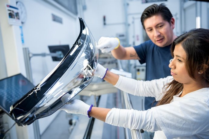 Operaria de ZKW con un foco