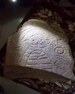 Estela hallada en Cañaveral de León (Huelva) de la Edad de Bronce. 