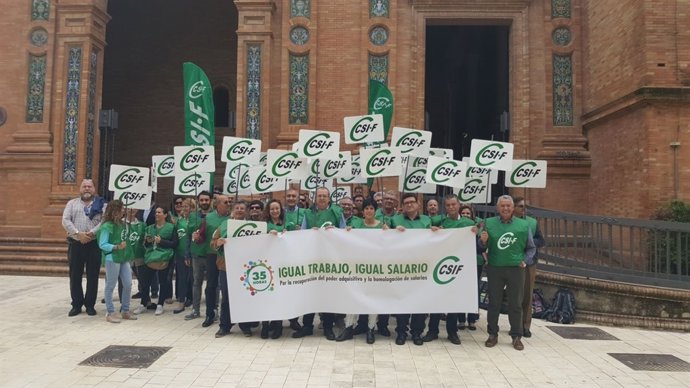 Concentración de CSIF en la Plaza de España de Sevilla