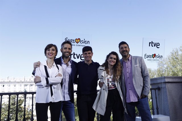 Los cantantes Amaia y Alfred posan antes de ir a Lisboa para Eurovisión