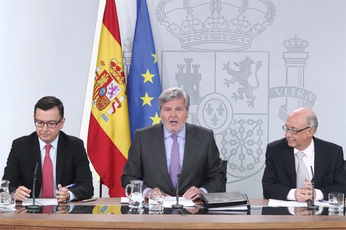 Roda de premsa d'Iñigo Méndez de Vigo, Cristóbal Montoro i Román Escolano 