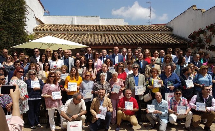 Autoridades y responsables de los patios en la presentación de la guía