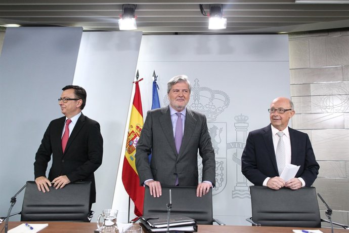 Roda de premsa d'Iñigo Méndez de Vigo, Cristóbal Montoro i Román Escolano 