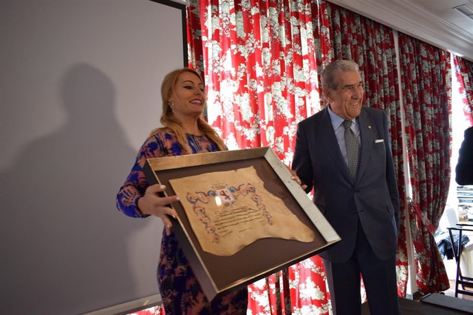 Lydia Valentín con su reconocimiento como leonesa del Año 27-4-2018