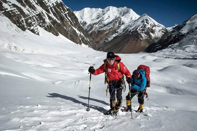Carlos Soria y su equipo de expedición subiendo al Dhaulagiri