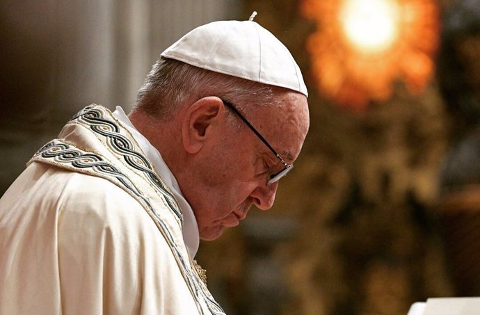 El Papa Francisco reza durante la celebración de la misa en el Vaticano