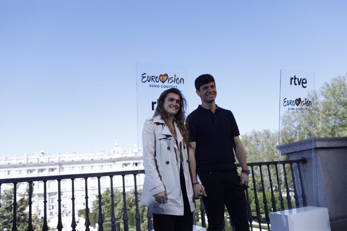 Los cantantes Amaia y Alfred posan antes de ir a Lisboa para Eurovisión