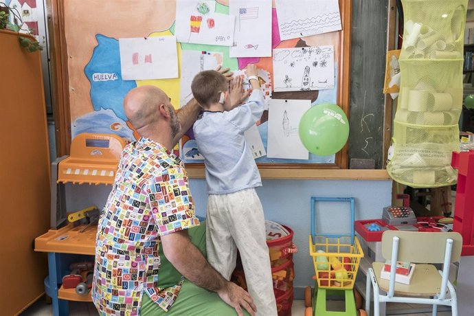 Niño y personal del Hospital Virgen del Rocío