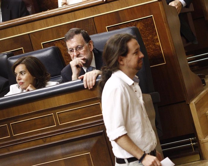 Pablo Iglesias, delante de Rajoy y Sáenz de Santamaría 
